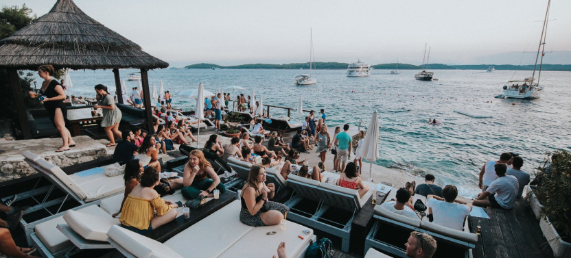 Private Half-Day Boat Tour to Hula Hula & Laganini Beach Bars