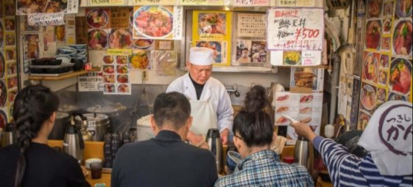 Small Group Classic Tsukiji Restaurant Breakfast and Market Tour