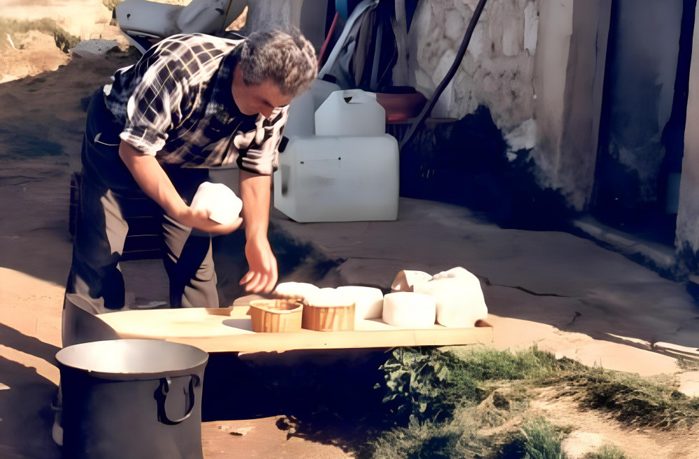 Cagliari: Traditional Cheese Making from Chia with Lunch