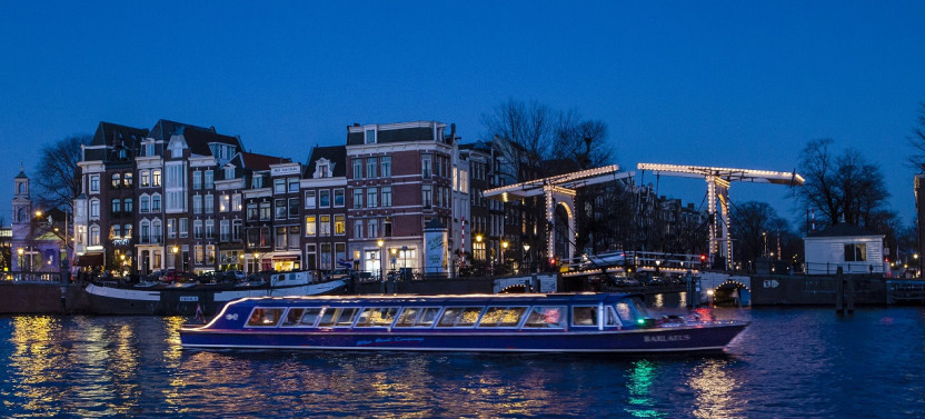 Amsterdam Evening Canal Cruise with Snackbox