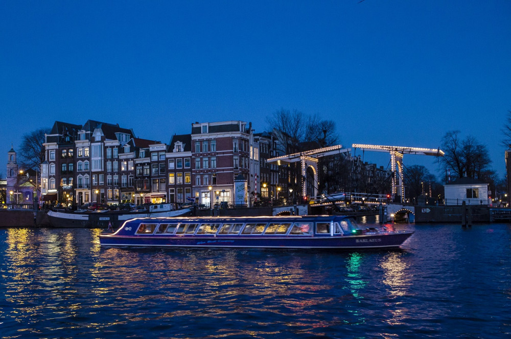 90 min. Amsterdam Evening Canal Cruise with Snackbox