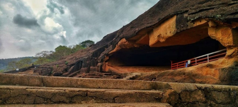 Private Dharavi Slum With Kanheri Caves Tour