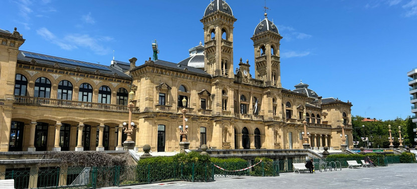 San Sebastian Food Tour with Pintxos & Drinks with a Local