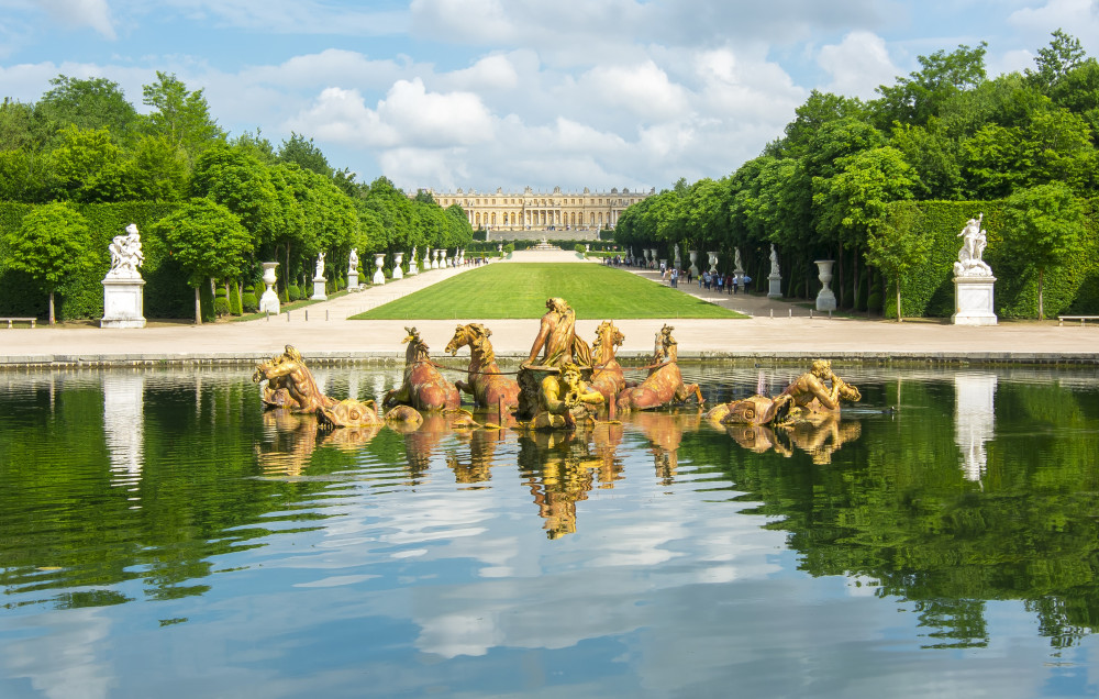 From Paris: Versailles Palace Guided Tour & Gardens w/ Bus Transfers