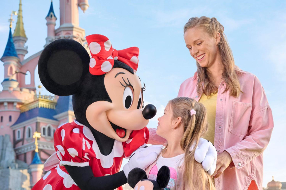 Round Trip Shuttle to/from Paris Hotels and Disneyland Paris