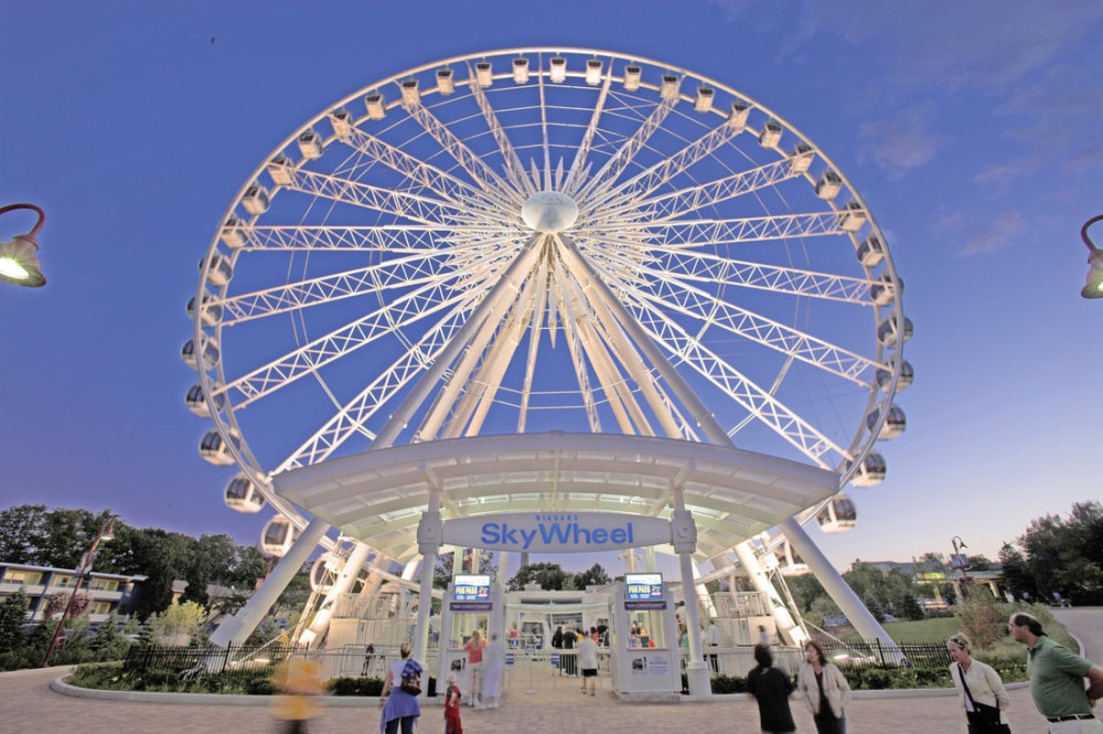 Group Tour: Niagara Falls Day & Evening Tour with Niagara Skywheel