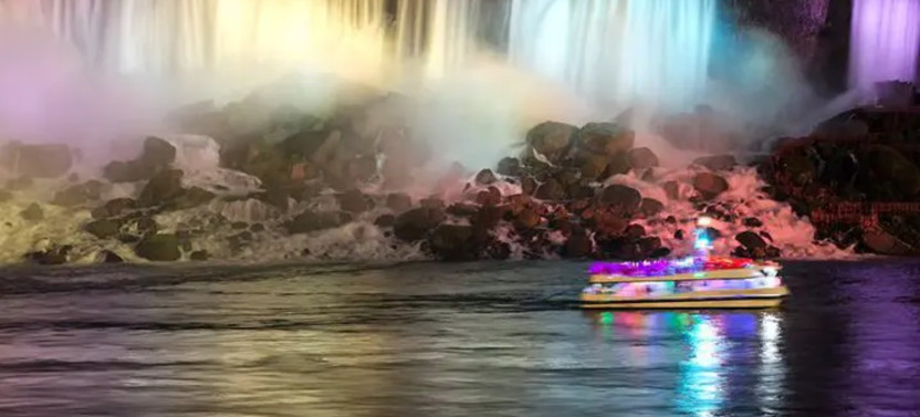 Group Tour: Niagara Falls Evening Lights Tour