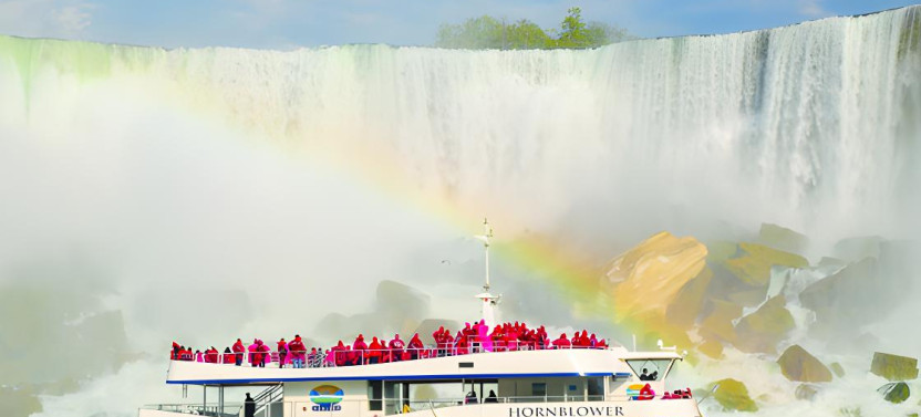 Group Tour: Deluxe Niagara Falls Day Tour with Boat Cruise from Toronto
