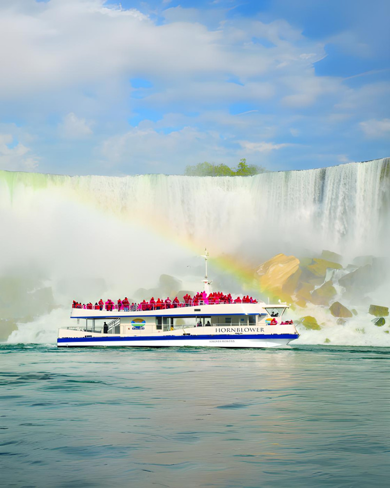 Group Tour: Deluxe Niagara Falls Day Tour with Boat Cruise from Toronto