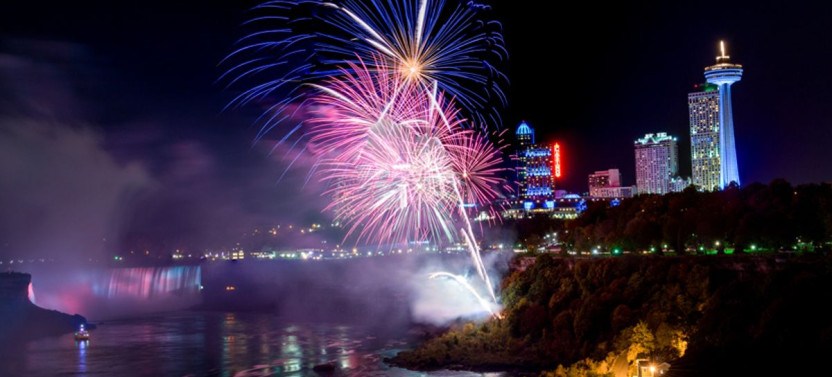 Group Niagara Falls Evening Tour with Boat Cruise from Toronto