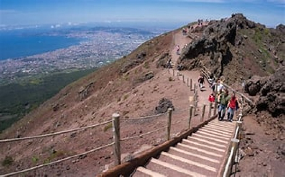 Tour Pompeii and Vesuvius with Audioguide from Naples