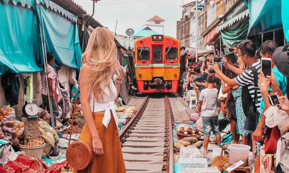 Maeklong Railway & Floating Market Tour