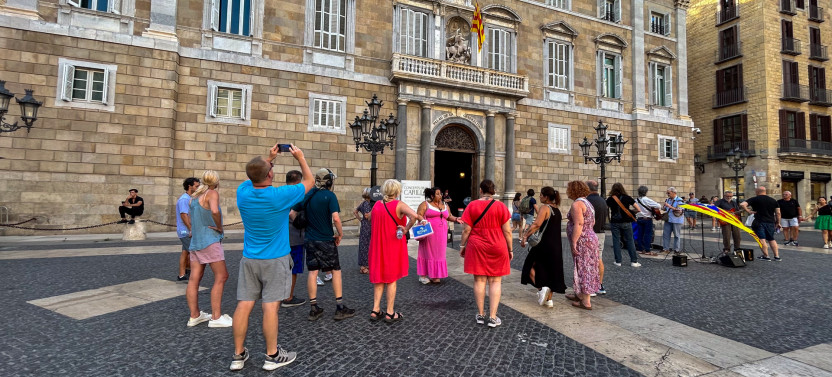 Barcelona Gothic Quarter Tour with Traditional Tapas & Flamenco Show