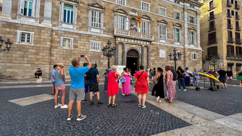 Barcelona Gothic Quarter Tour with Traditional Tapas & Flamenco Show