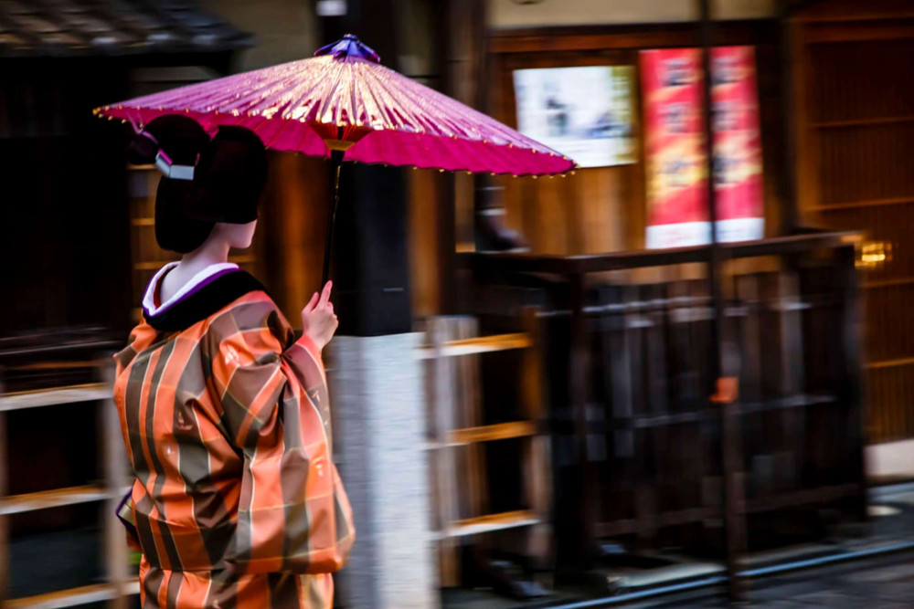 Small Group Exploring Gion Expert-led Night Tour