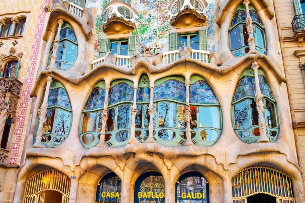Small Group Expert-led Gauda­ Architectural Tour with Casa Batlló