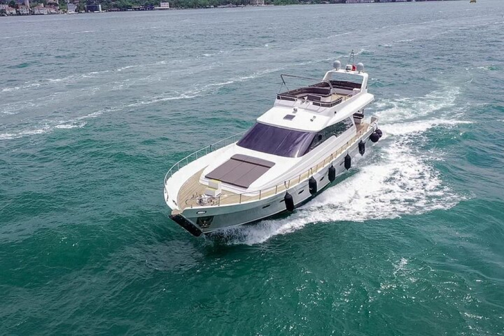 Istanbul: Private Bosphorus Tour on a Luxury Yacht