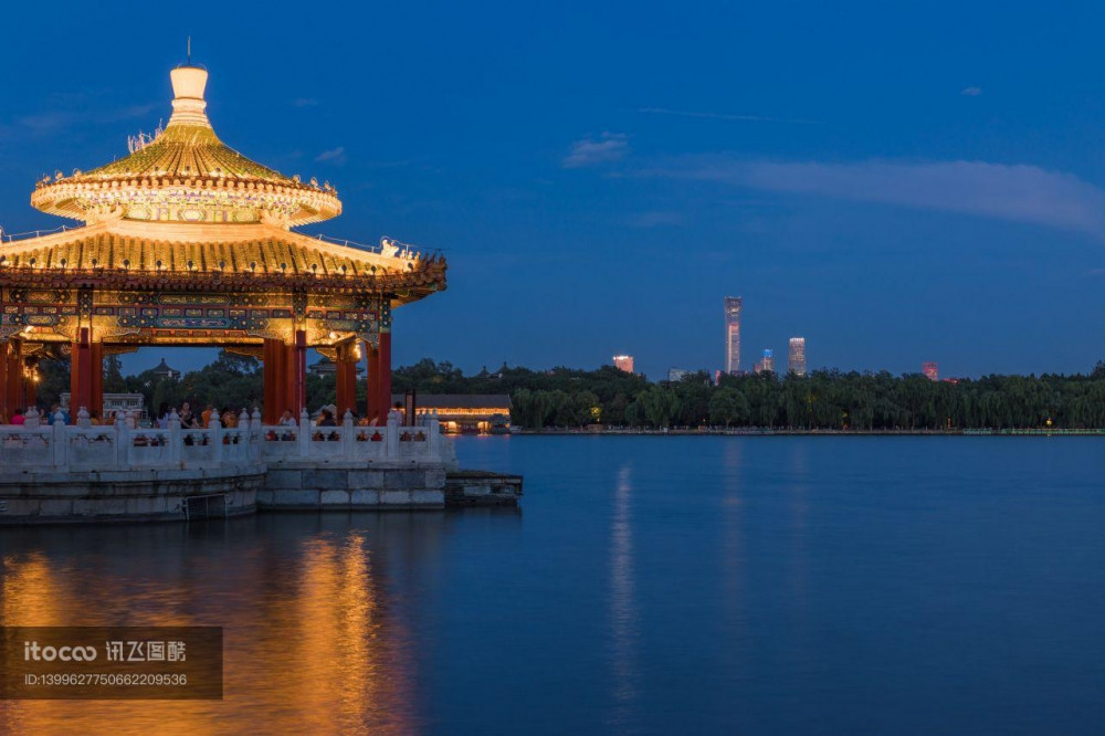 2-Hour Beijing Private Jingshan Coal Hill Park & Beihai Park Walking Tour