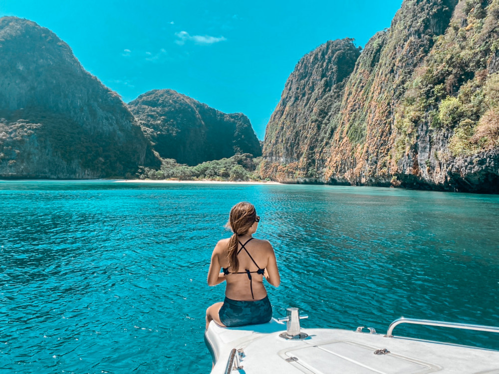 Phuket: Maya Bay, Phi Phi Early Access with Lunch and Snorkeling Tour