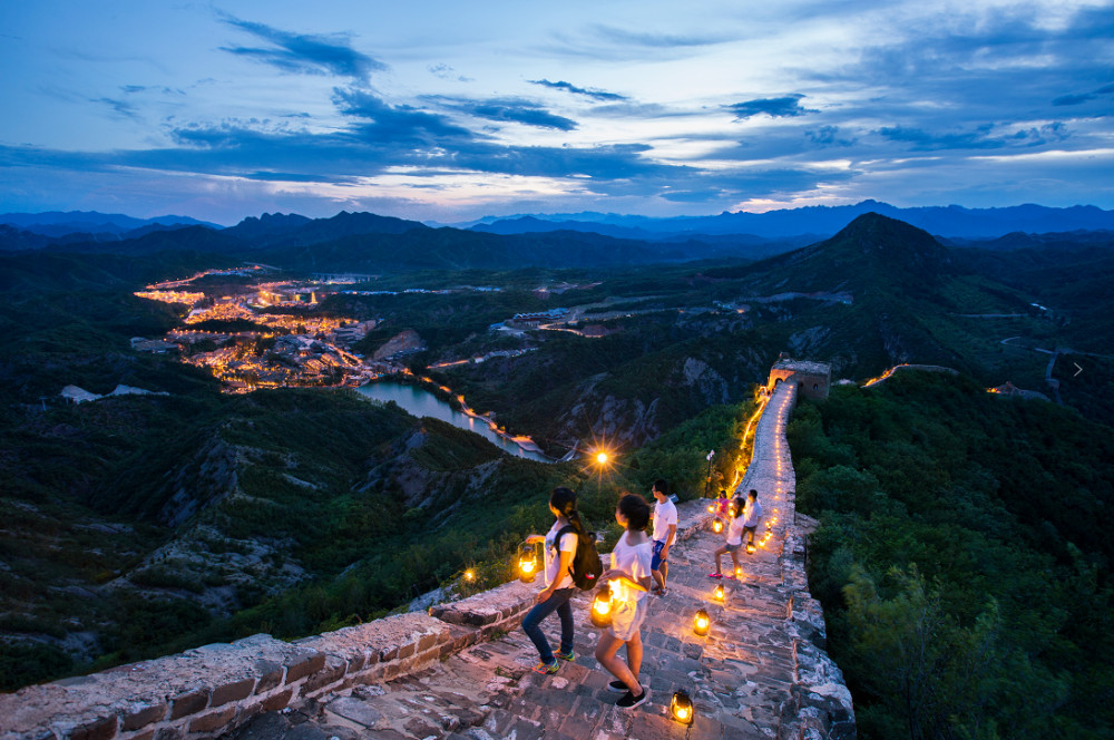 Beijing Mutianyu Great Wall Tour with Night View of Simatai and Gubei Water