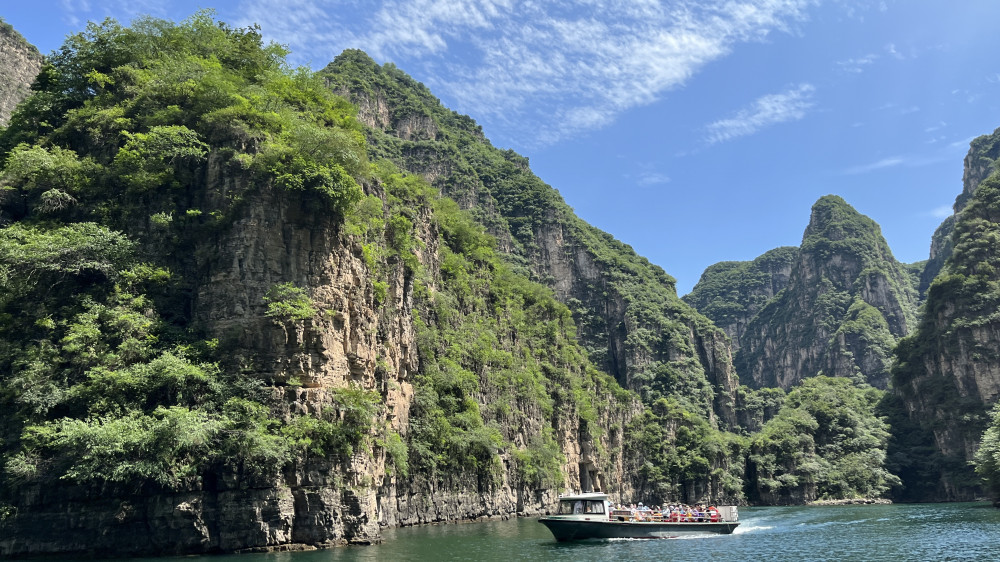 Beijing Private Tour to Badaling Great Wall & Longqing Gorge with Boat Ride