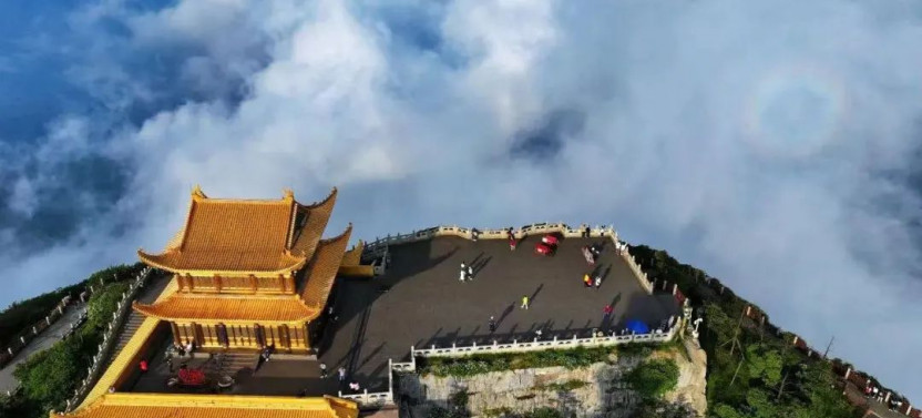 Chengdu Private Day Tour to Emei Mountain with Lunch and Cable Car Ride