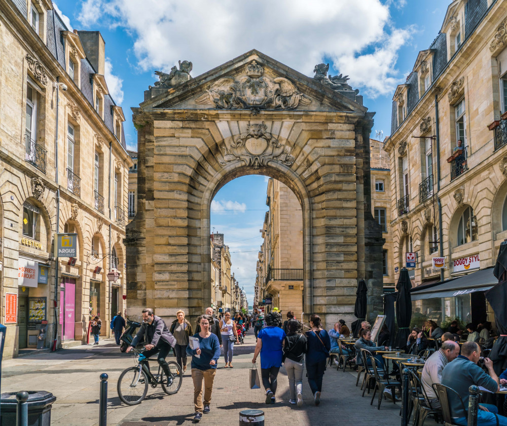 Walking Tour in Bordeaux with Tastings and Stories