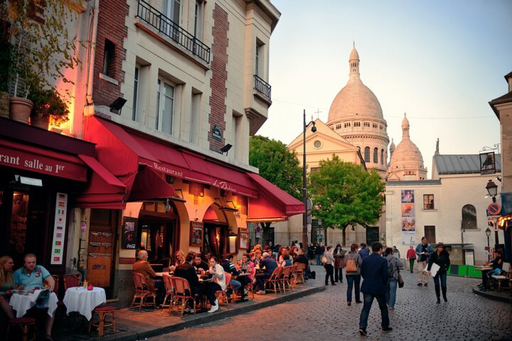 Walking Tour in Paris Montmartre with Tastings and Stories