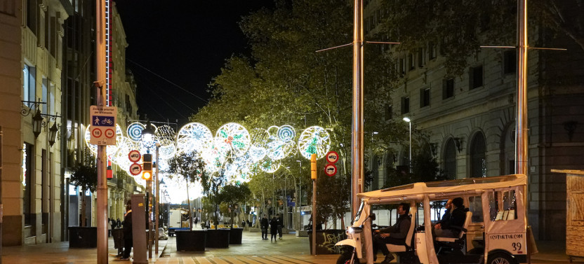 Barcelona Christmas Lights Tour in Private Eco Tuk Tuk