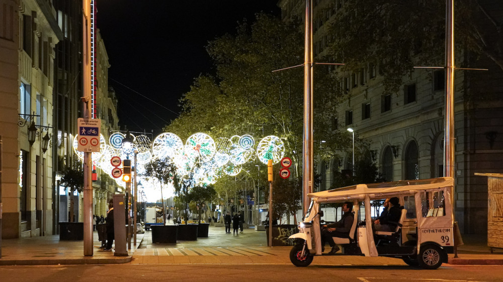 Barcelona Christmas Lights Tour in Private Eco Tuk Tuk