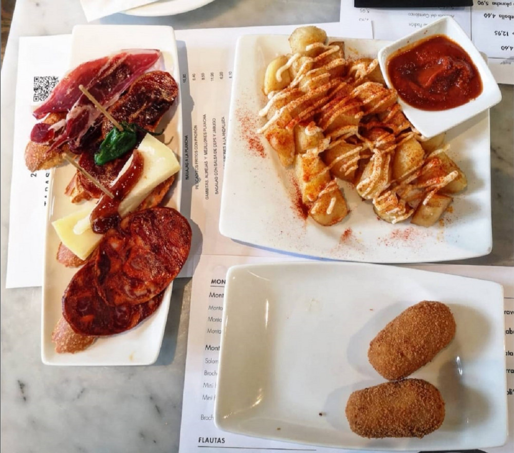 Barcelona Food Tour with Tapas & Drinks with a Local