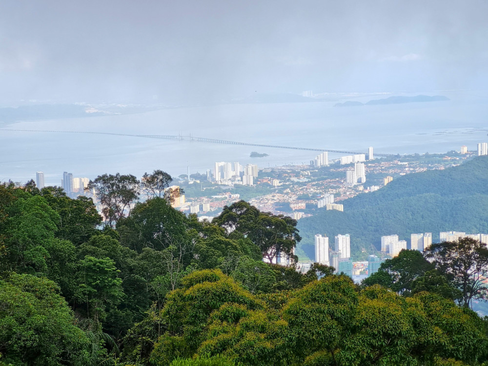 Private Penang Hill and Temple Exploration Tour with Tram Ticket