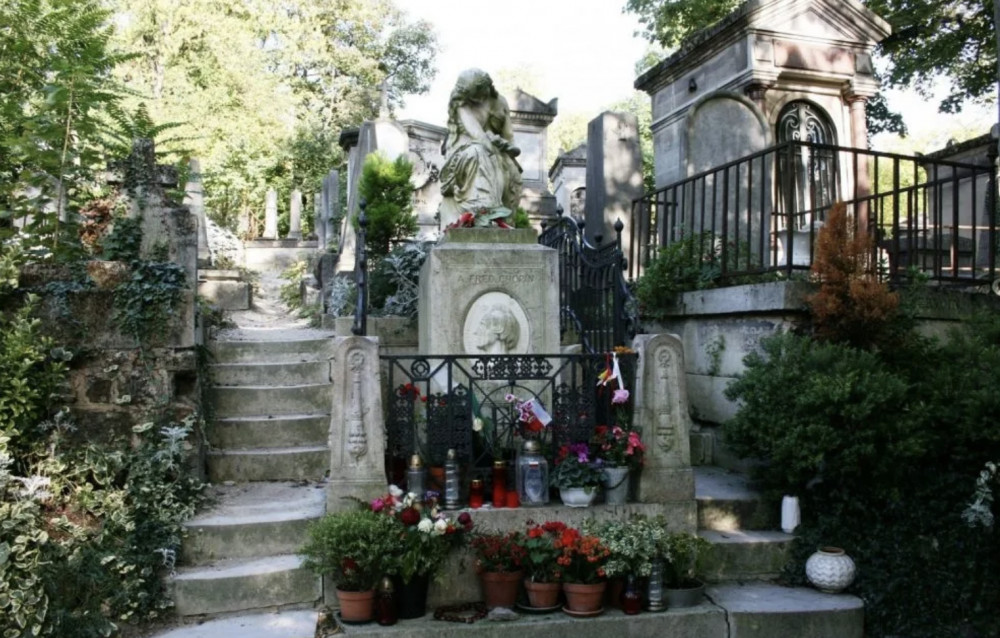 Paris Pere Lachaise Cemetery Walking Tour: Scandals And Love Affairs 