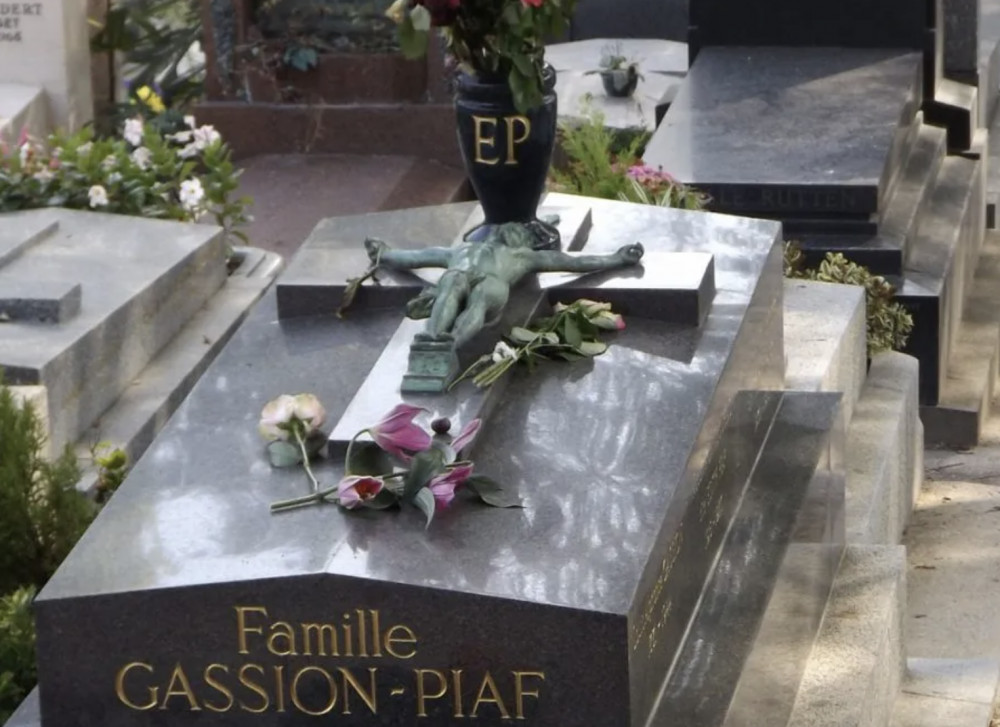 Paris Private Pere Lachaise Cemetery Walking Tour: Scandals and Love Affair