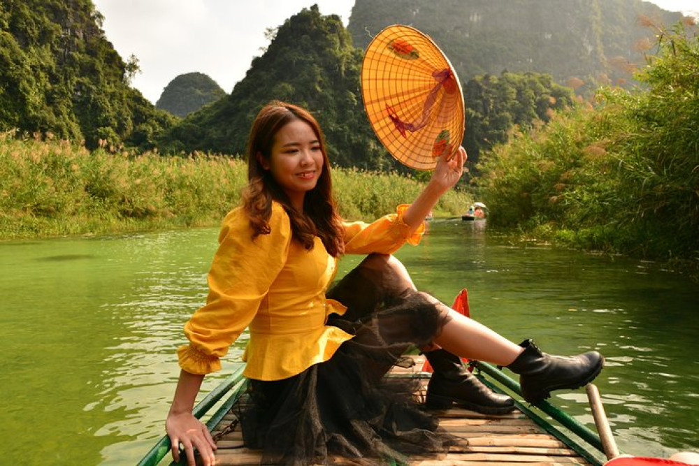 Ninh Binh Daily Tour: Discover Hoa Lu & Am Tien Cave w/ Trang An Boat Trip