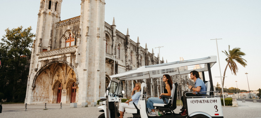 Express Tour of Lisbon in Private Eco Tuk Tuk