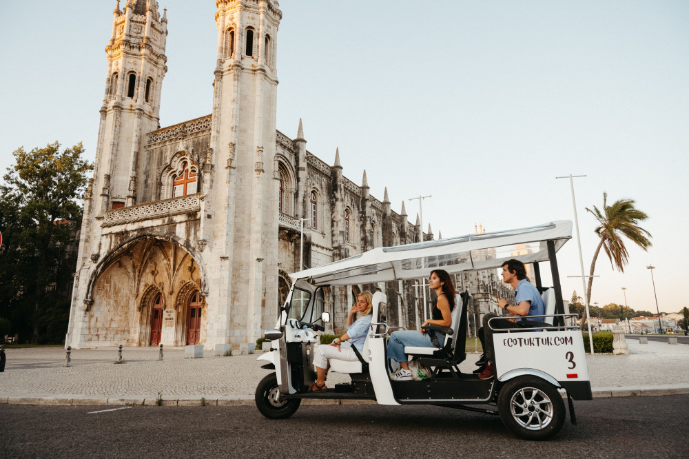 Express Tour of Lisbon in Private Eco Tuk Tuk