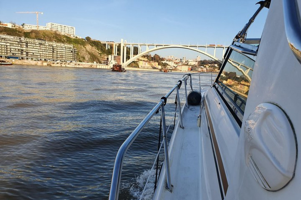 Sunset or Daytime Yacht Small Group Tour in Porto