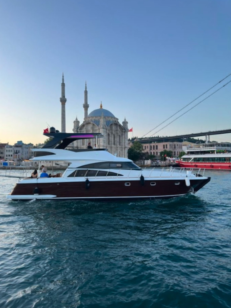 Istanbul: 2-Hour Private Bosphorus Strait Sightseeing Yacht Cruise