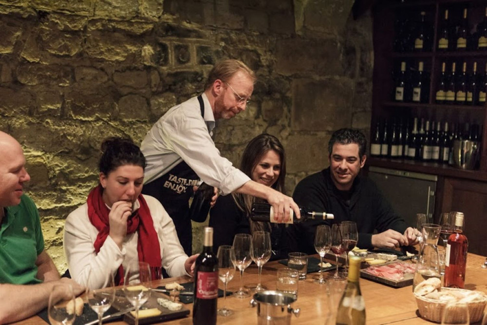 Fully Guided Louvre Masterpieces Tour & Wine Tasting with a Sommelier