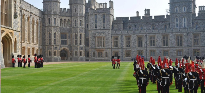 Stonehenge and Windsor Castle Tour from London with Entry Tickets