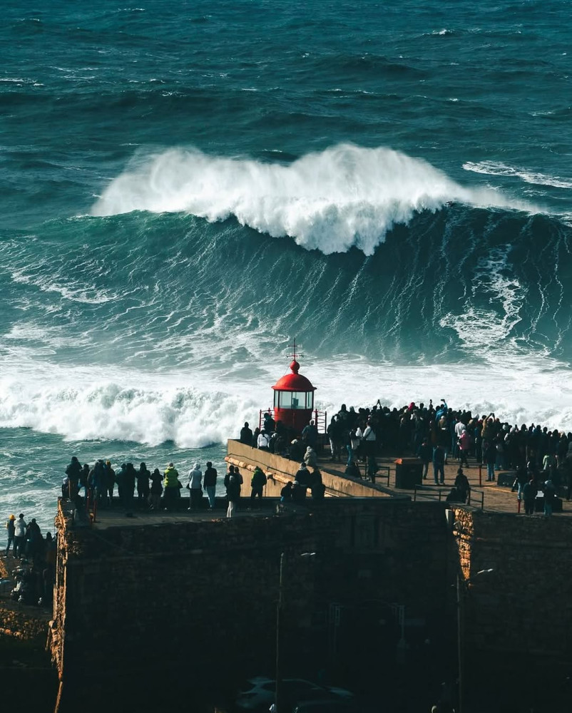 Nazaré: The Giant Waves Surf Experience