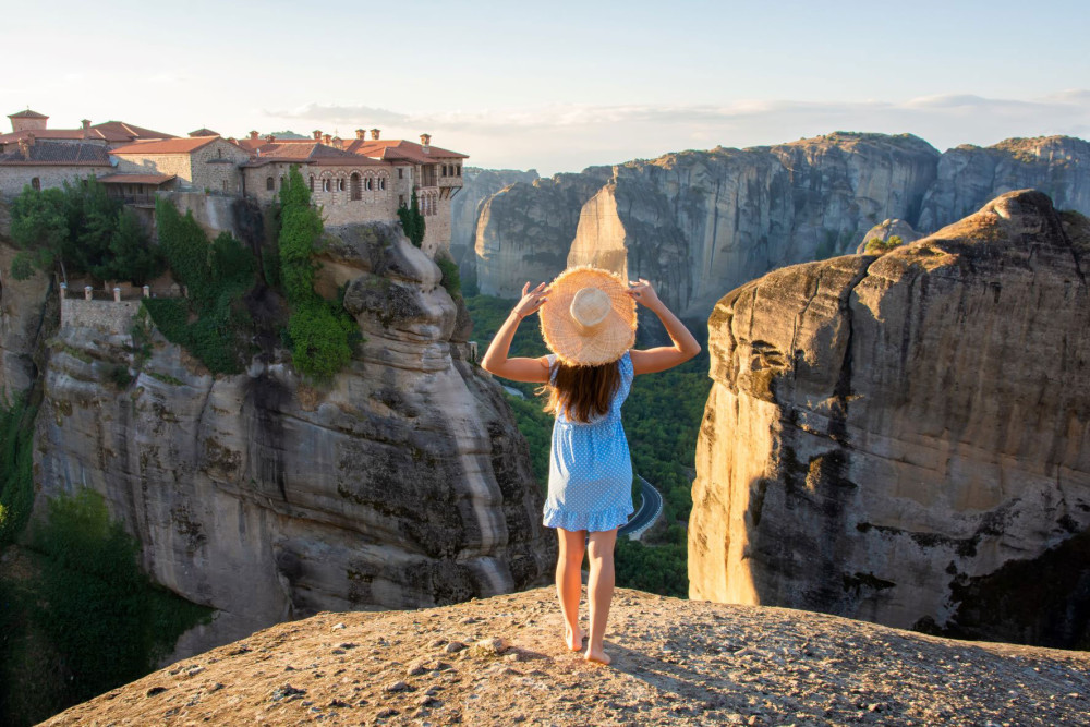 From Athens: Meteora Monasteries and Hermit Caves Day Tour with Lunch
