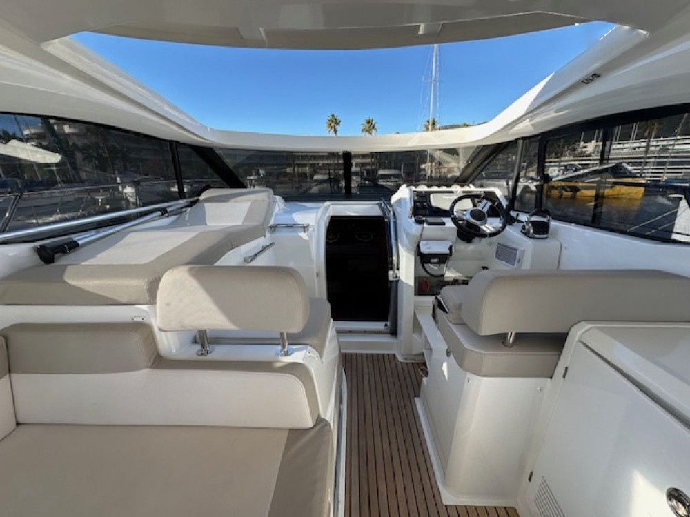 Private Yacht Charter - Leader 36