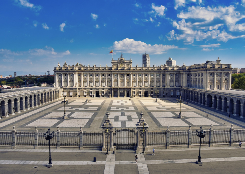 Madrid: Royal Palace Tour with Wine Tasting