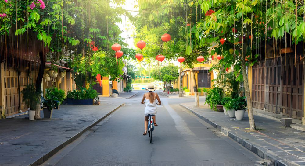 Hue to Hoi An via Hai Van Pass with 4 Sightseeing Stops