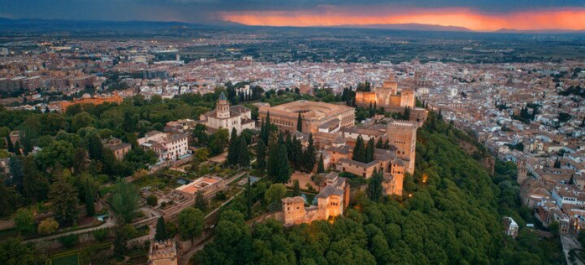 Alhambra with Nazaries Palaces: Private Tour