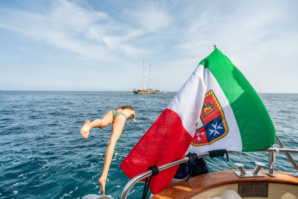 Sorrento: Positano & Amalfi Coast Boat Tour with swim, drinks & transfer