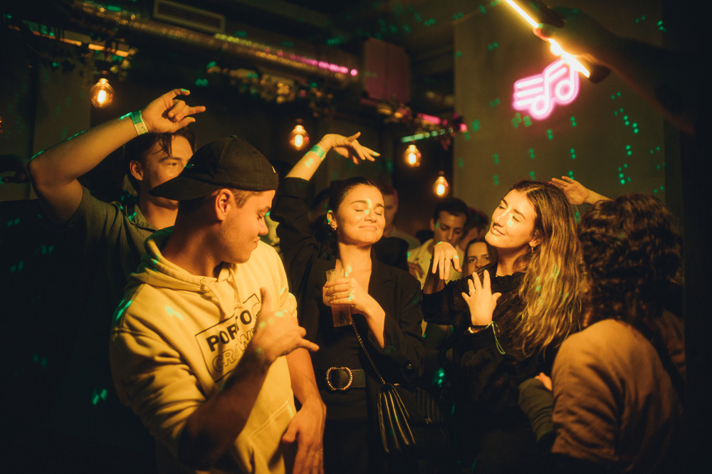 Porto: Non-Alcoholic Pub Crawl with Club Entry