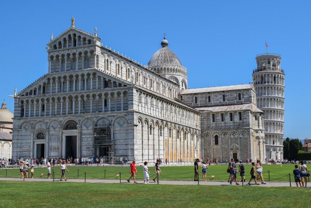 Pisa, San Gimignano, Chianti & Siena with Lunch and Wine Pairing